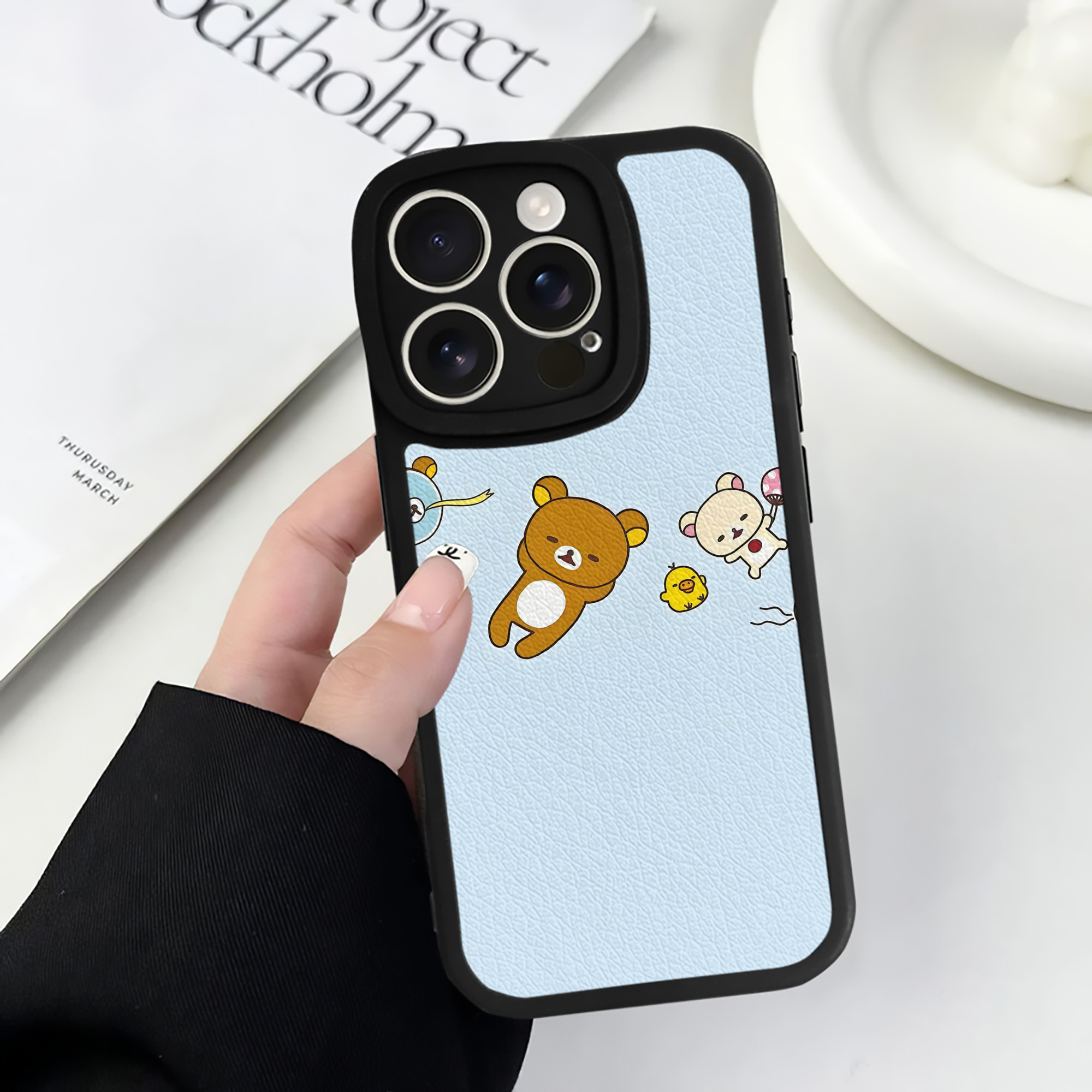（画像用） リラックマ リラックマ キイロイトリ Rilakkuma Korilakkuma Kiiroitori 【iPhone 16シリーズ対応】シリコンスマホケース（レザー調） 材質：シリコン